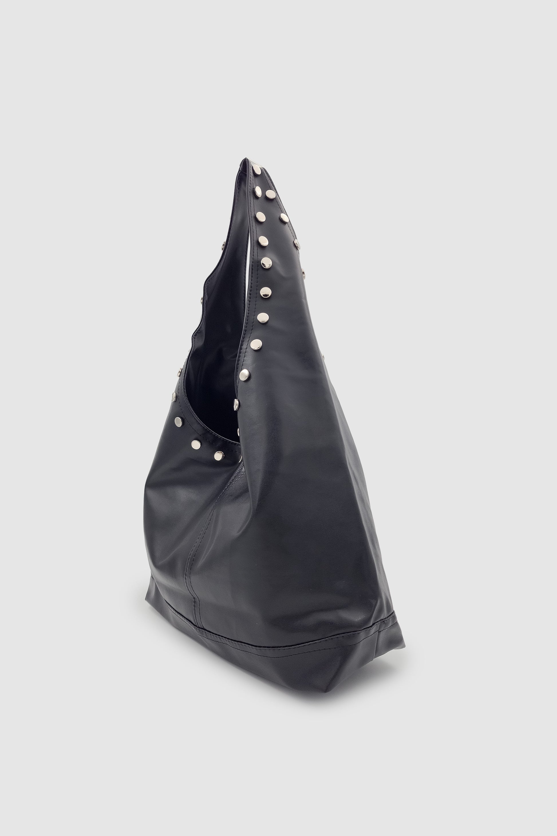 Stula Büyük Hacimli Mıknatıslı Zımba Detaylı Hobo Omuz Çantası Siyah