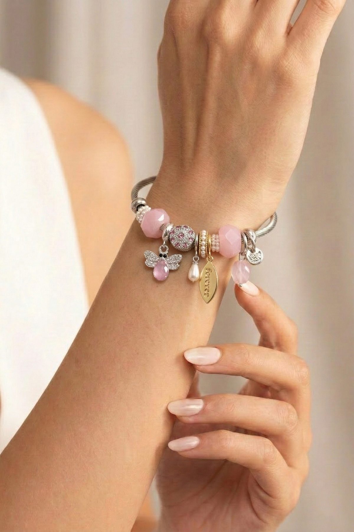 Arı Figürlü ve Forever Madalyon Detaylı Pembe Silver Esnek Kelepçe