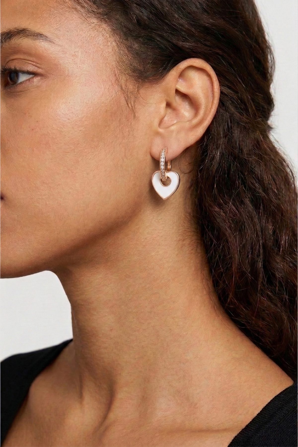 Beyaz Mine ve Işıltılı Şerit Detaylı Rose Gold Kalp Küpe