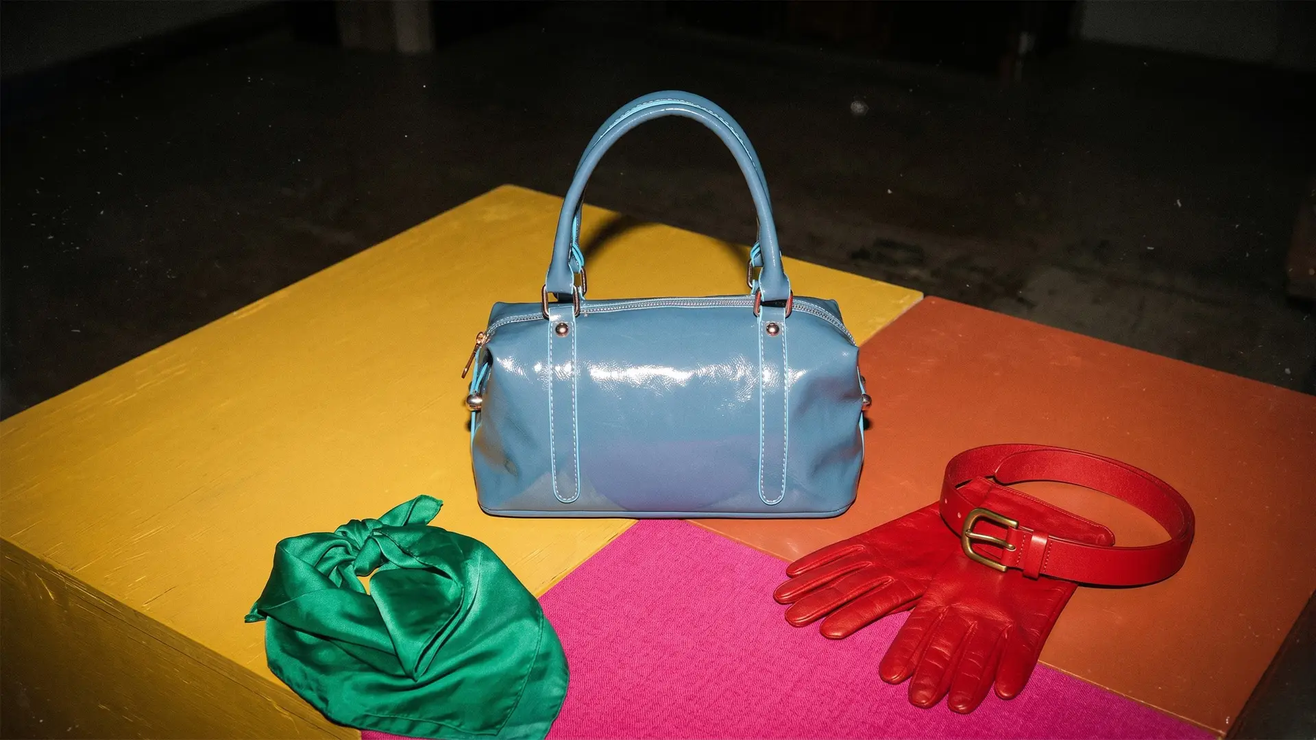 Renk Bloklama (Color Blocking) Sanatı Zıt Renklerle Cesur Çanta Kombinleri
