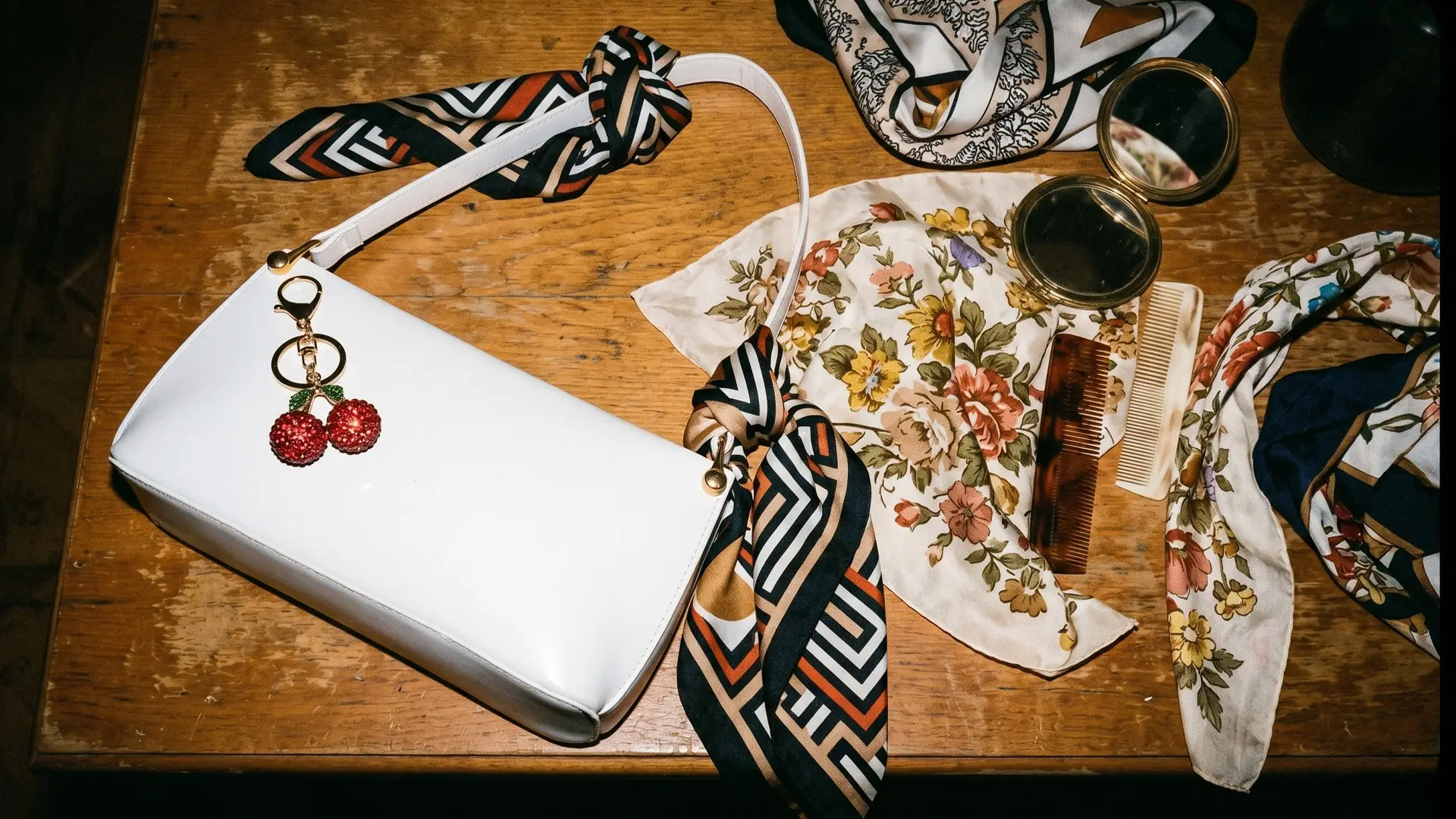 Sıradanlığı Kırın: Çanta Charmları ve Fularlarla Kendi İmzanızı Yaratın